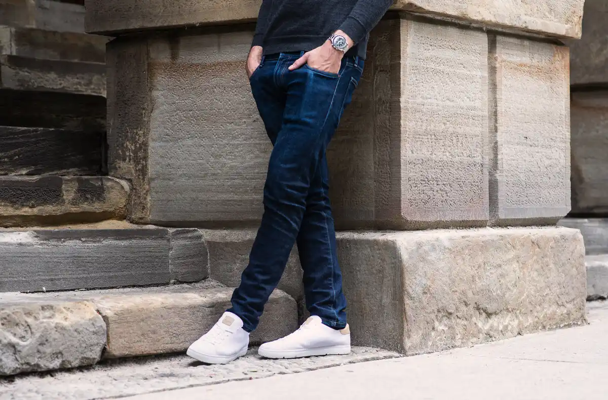 How should men wear white sneakers?