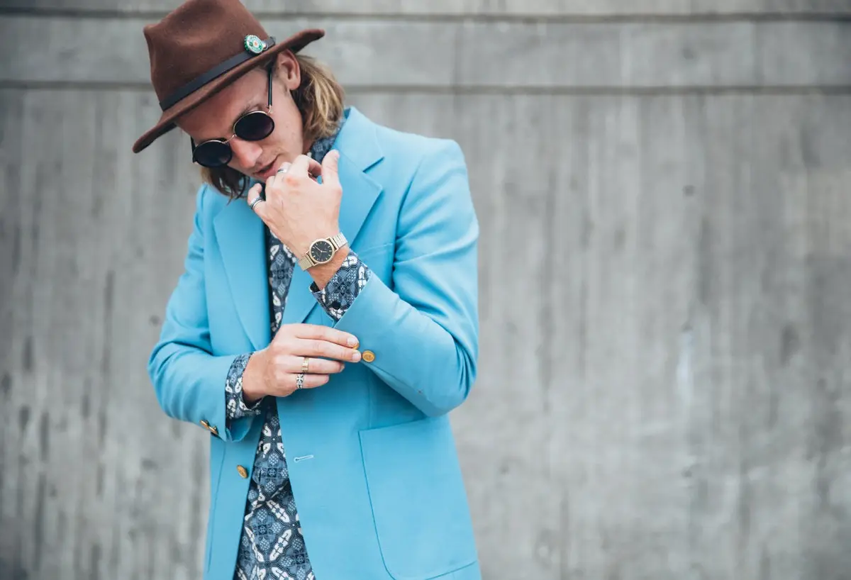 How should men wear a blazer?