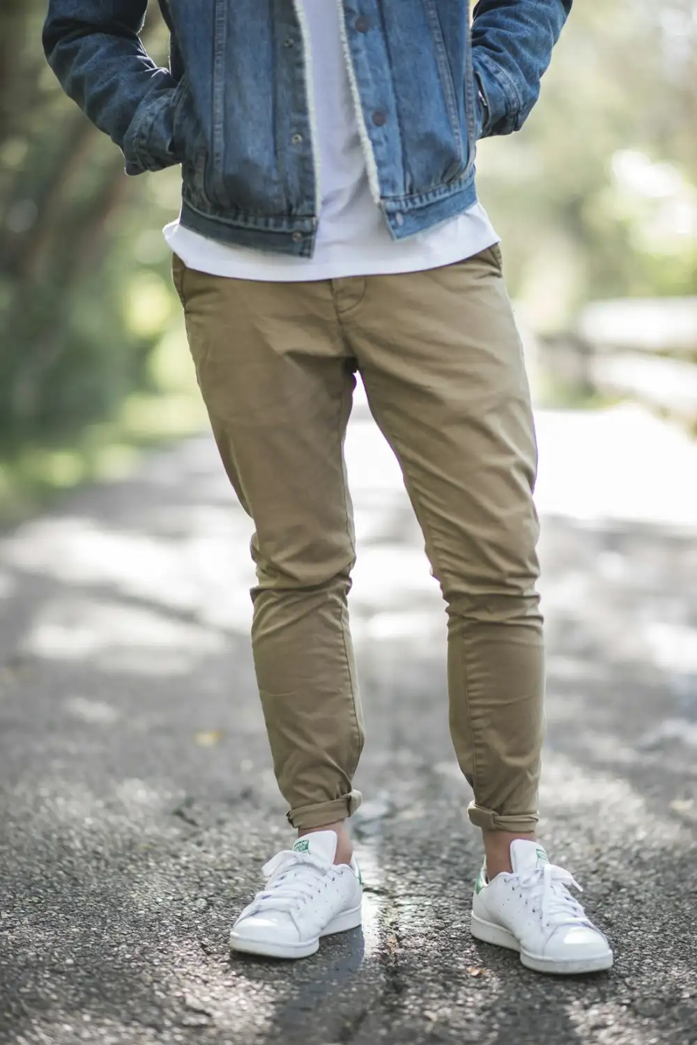How should men wear chinos?