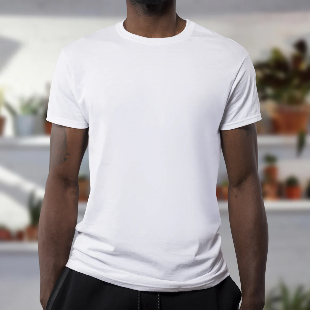 How should men wear a polo shirt?