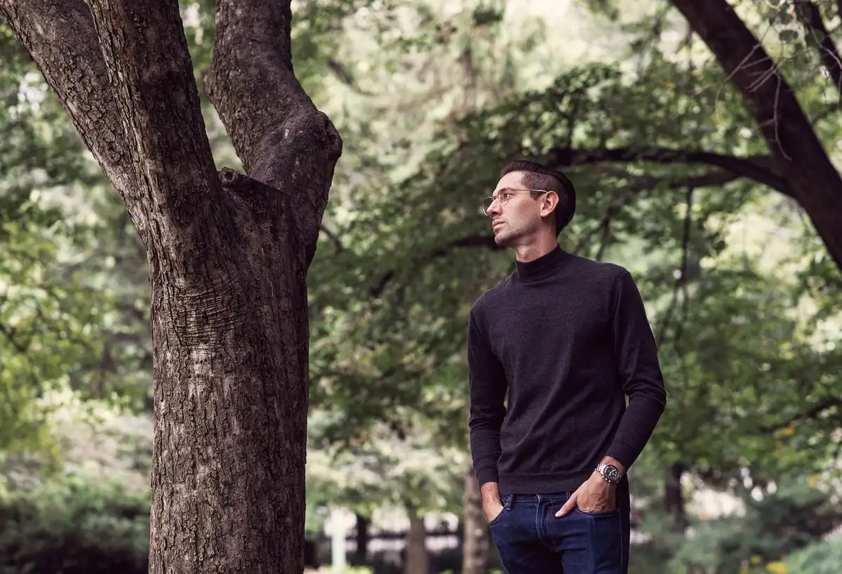 How should men wear a turtleneck?