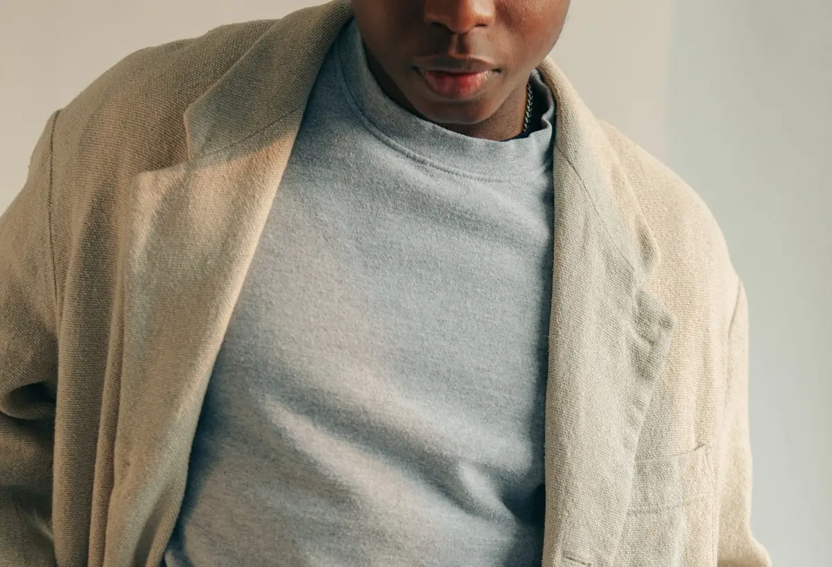 How should men wear a trench coat?