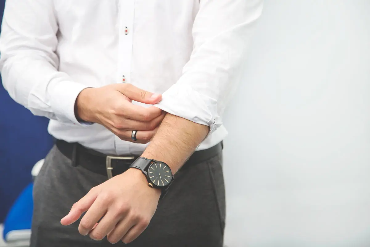How should men wear a white shirt?