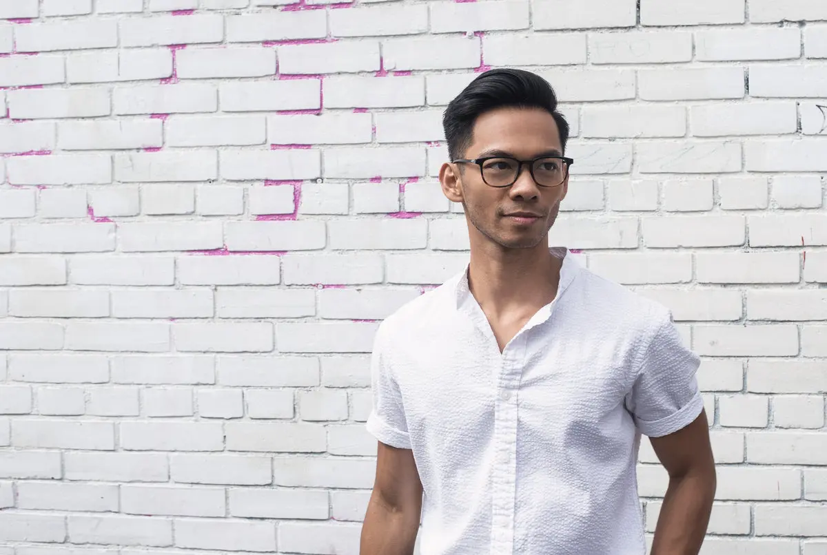 How should men wear a linen shirt?