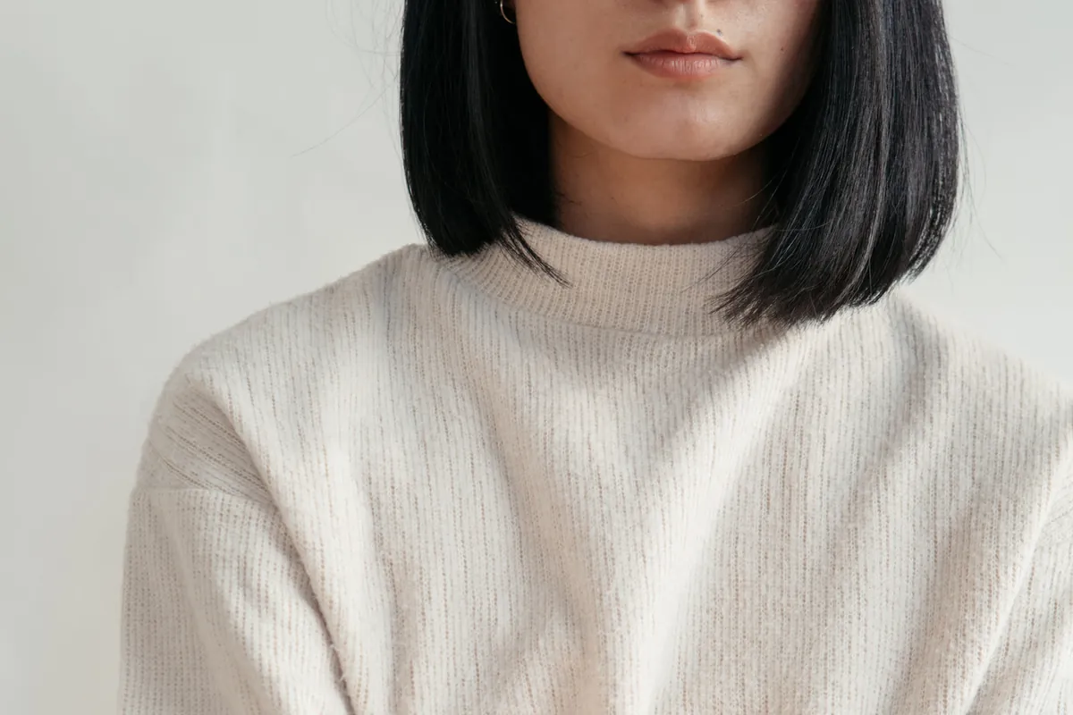 Gros plan sur la maille d'un pull crème